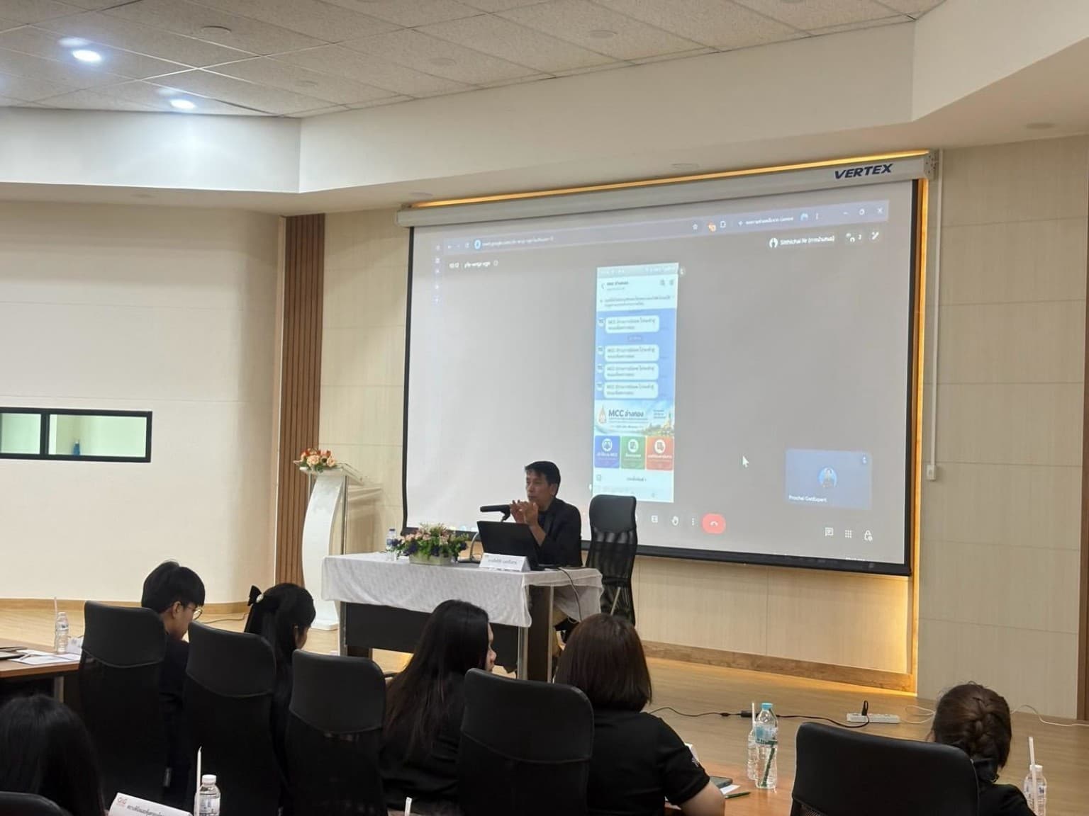 โปรชัยกำลังอบรมการใช้งานระบบ MCC อ่างทองหน้าจอโปรเจกเตอร์